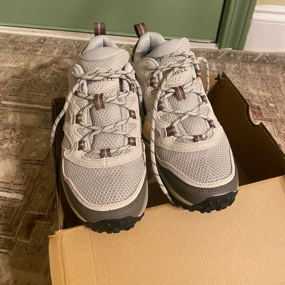 BRAND NEW IN BOX MERRELL HIKING BOOTS